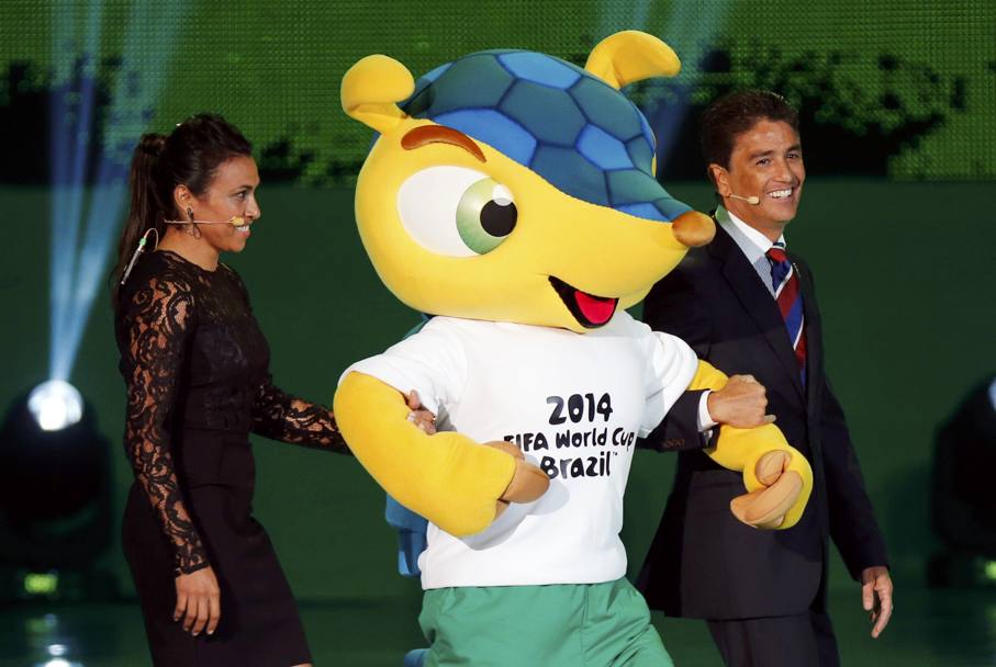 Ecco la mascotte del Mondiale, Fuleco, accompagnata dalla setalla del calcio femminile Marta e da Bebeto. Reuters